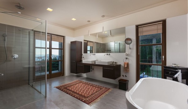 Luxury Villa Split with pool and gym - bathroom with shower and bathtub