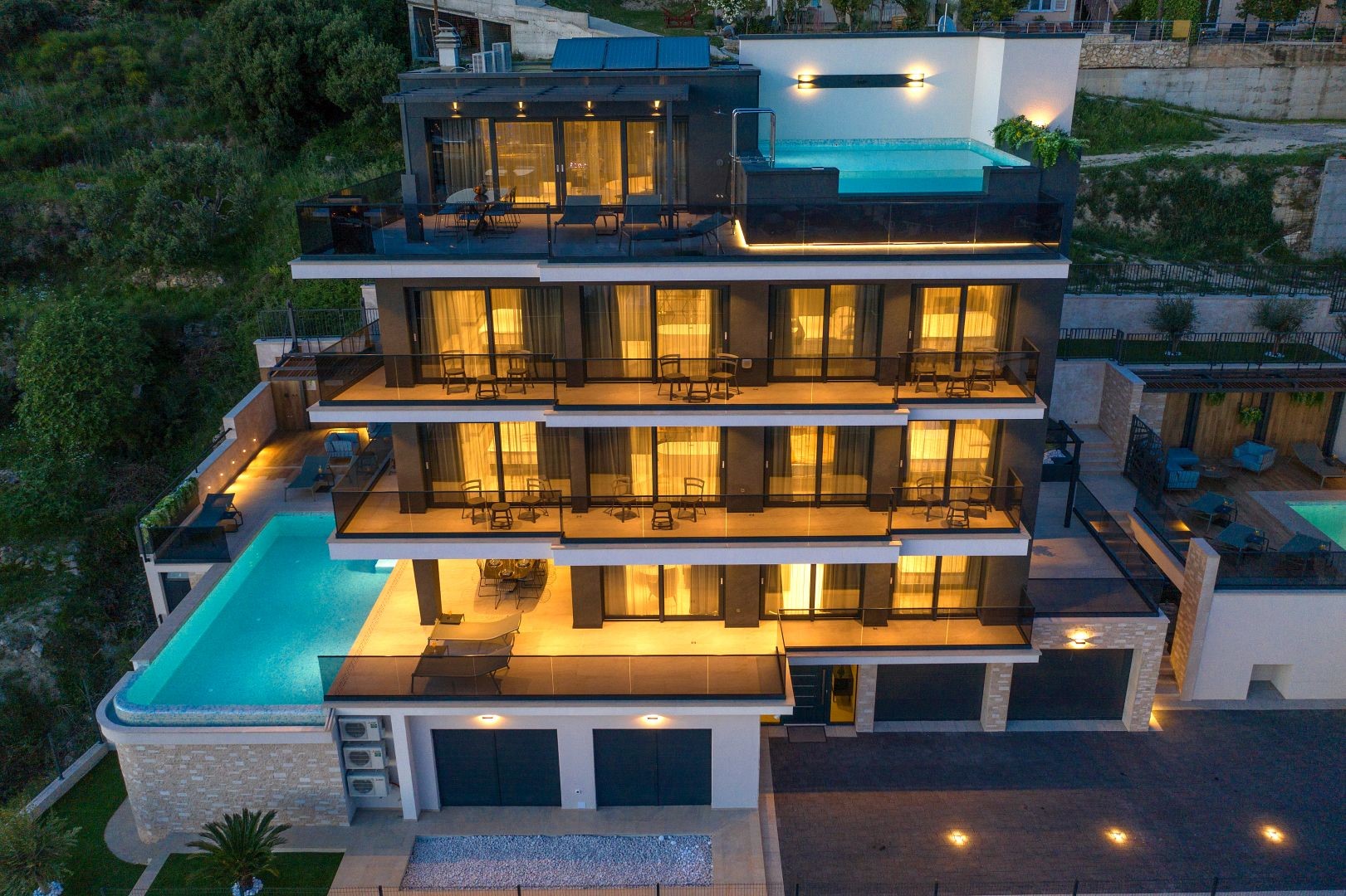 Luxury apartment with heated infinity pool in Makarska