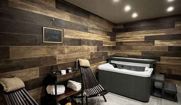 A relaxation area equipped with a jacuzzi and black deckchairs in the luxury villa Krk Baska II in Baška on the island of Krk