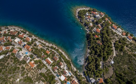 Каменные виллы Брача у моря
