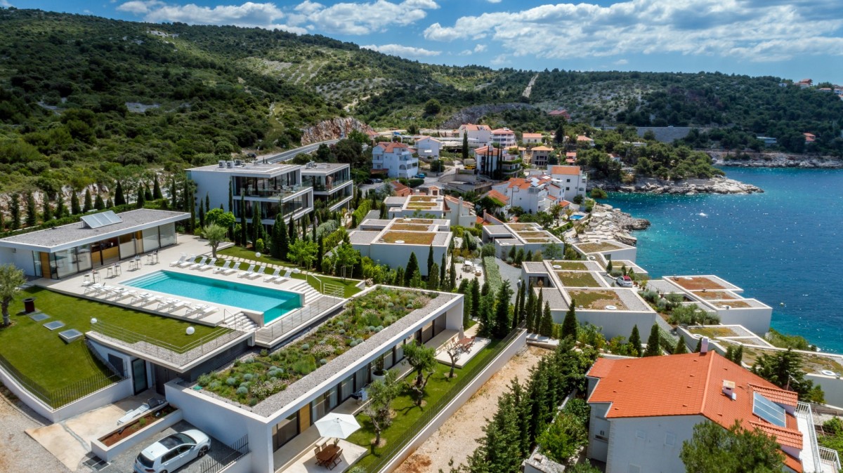 Pogled iz zraka na posjed na kojem se nalazi luksuzni apartman Biseri Jadrana 8 uz plažu u Primoštenu