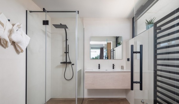 Completely equipped  en suite bathroom with a shower on the first floor
