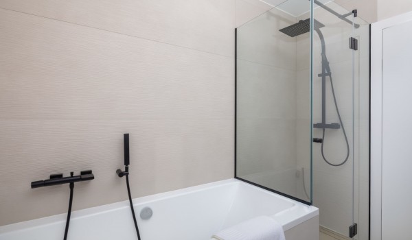 Shared bathroom with a toilet, bathtub and shower on the first floor of the Luxury Villa Idria Sea and View Petrcane
