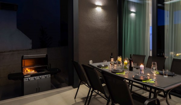 Terrace patio with a mobile grill and dining table setted for 6 people