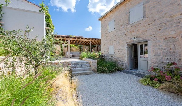 Fenced yard of the family villa with pool Deluxe Manor Baderna in Radovani in Istria