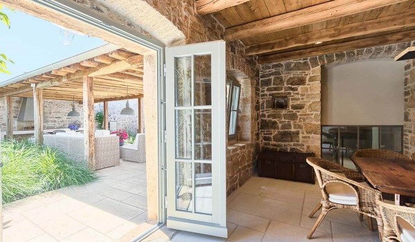 Exit from the kitchen to the private garden of the luxury villa in Istria with a roofed terrace and pool