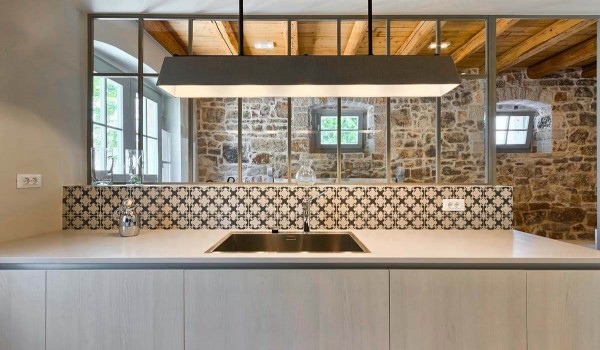 Sink on the modern kitchen elements in a charmingly decorated kitchen on the ground floor of the  vacation villa and rental Deluxe Manor Baderna