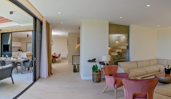 Air-conditioned seating area with corner furniture and armchairs and access to the lounge terrace with barbecue of a luxury holiday villa by the sea in Šolta