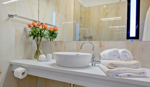 Neutral tones of the luxurious bathroom in the Raquel family holiday villa by the sea on the island of Šolta