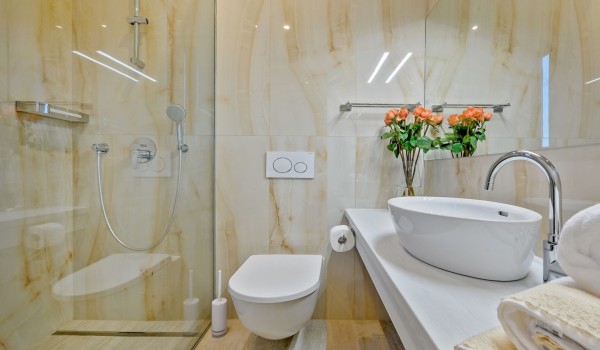 Elegant en suite bathroom with sink, toilet and walk-in shower in luxury villa with pool and chef service for rent in Šolta in Nečujm by the pebble beach