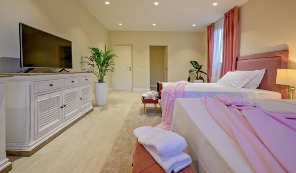 Modern bedroom with two separate beds for one person, SAT TV, with WIFI and en suite bathroom in villa with pool Raquel by the beach in Šolta