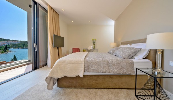 Airy bedroom with SAT TV and access to the terrace overlooking the sea of the private villa with pool Raquel on the island of Šolta