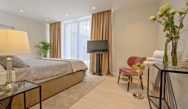 Modern air-conditioned bedroom in neutral tones with Sat TV and WIFI in a villa for rent by the beach on the island of Šolta