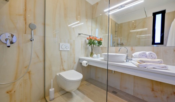 Elegant en suite bathroom with sink, toilet and walk-in shower, in villa for rent and quiet vacation Raquel by the beach on the island of Šolta in town Nečujam