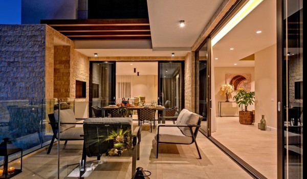 Elegantly decorated vacation space in the luxurious villa Raquel with swimming pool and private parking in Šolta by the sea