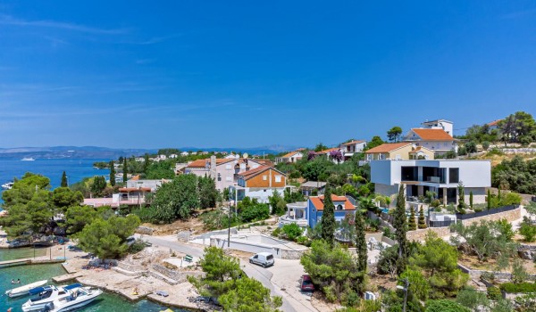 View of the luxurious villa Raquel  for rent by the sea and sandy beach in Nečujam on the island of Šolta