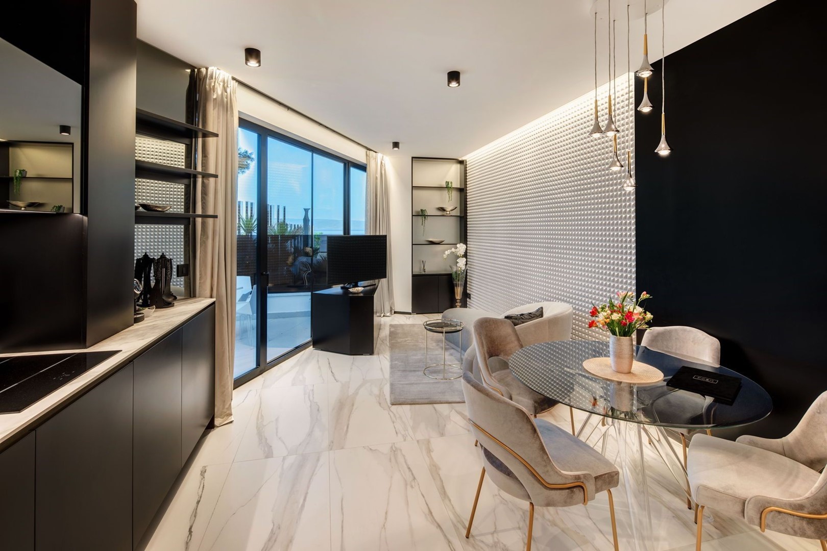 Innenausstattung des Luxusapartments Split Gem Glam mit Küche, Esstisch mit Stühlen und Sessel und LCD-TV und direktem Zugang zur Terrasse