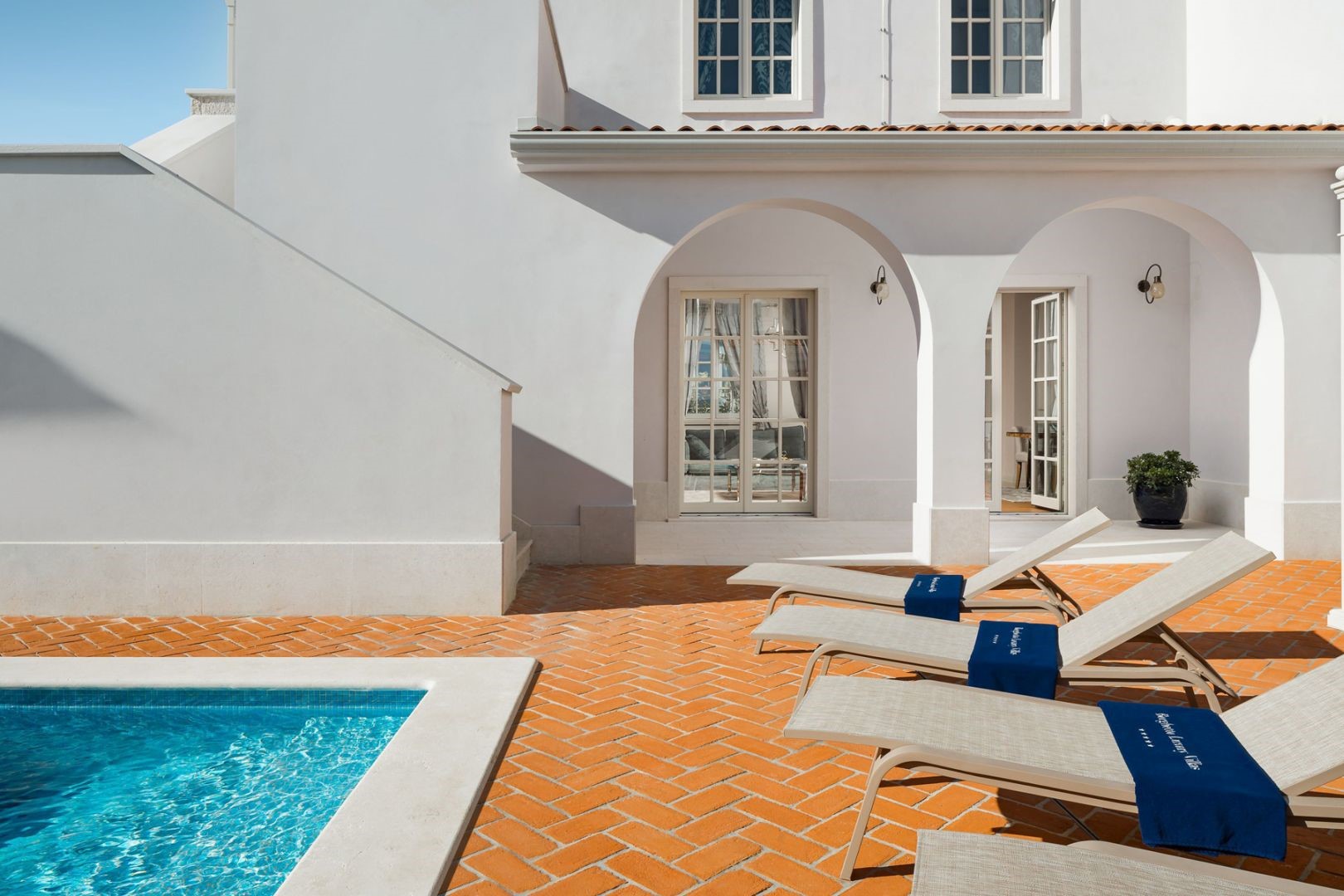 Ležaljke za sunčanje pored privatnog bazena na vanjskoj terasi luksuzne vile Adele u mjestu Vabriga u Istri