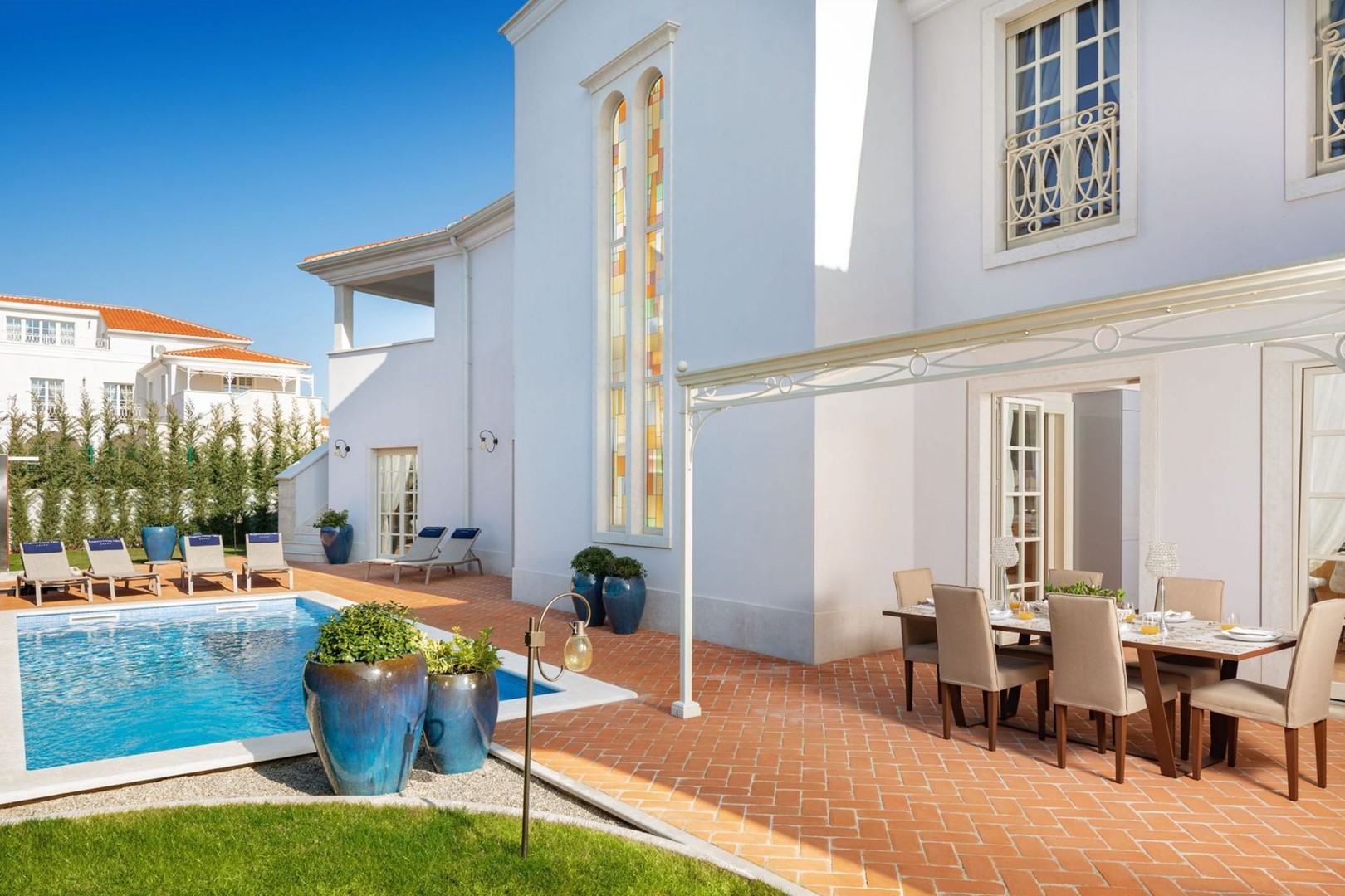 Außenansicht der luxuriösen Villa Giulia in Istrien mit privatem Pool und Außenterrasse mit Esstisch und Stühlen