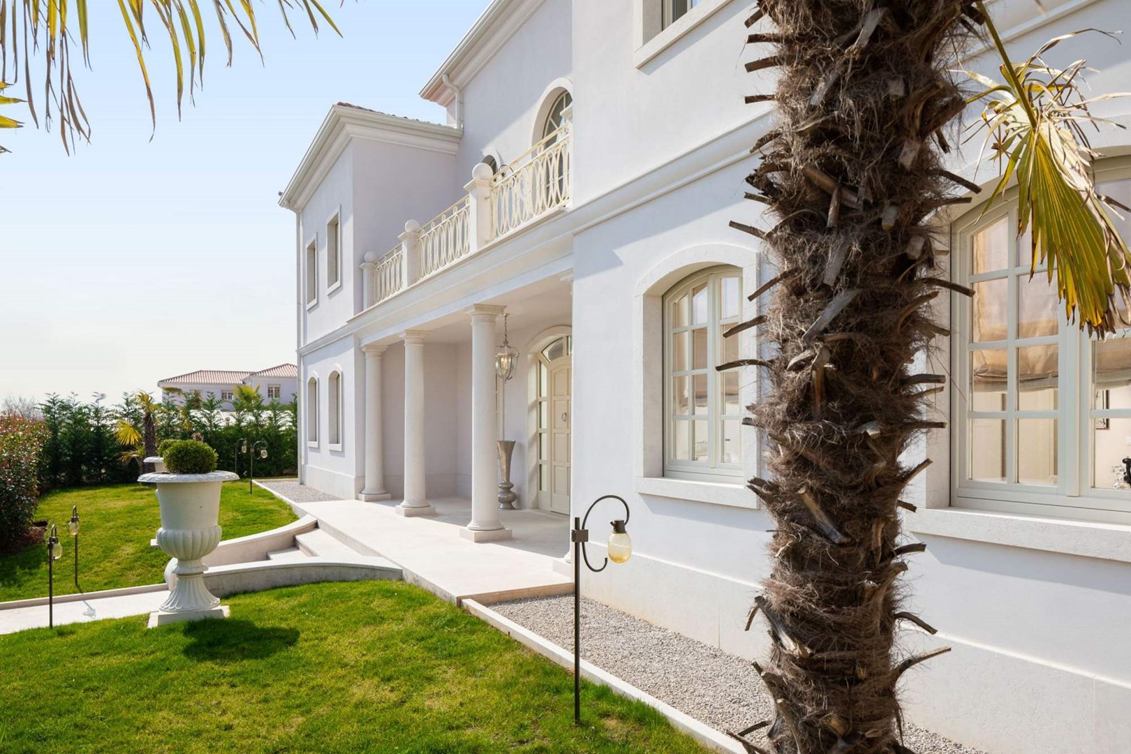 Blick auf das Äußere der Luxusvilla zur Miete Dolce Vita in Istrien und den Eingang zur Villa