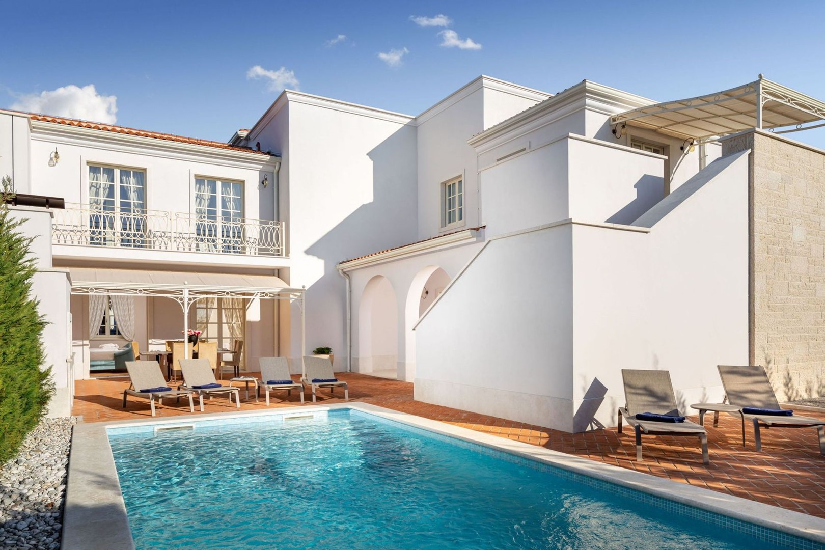 Ein Blick auf die luxuriöse Villa Costanza mit privatem Pool und einer Außenterrasse mit Liegestühlen in Istrien