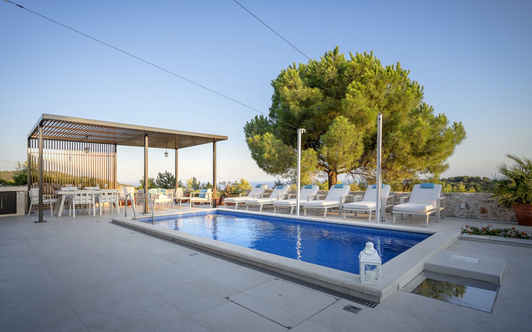 Privater Swimmingpool auf der Terrasse einer luxuriösen Ferienvilla Hvar Divine mit privatem Parkplatz