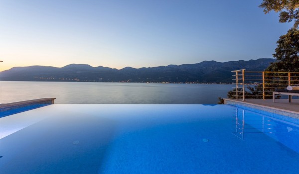 Infinity pool in the terrace of a luxury seafront villa Korcula Beach Retreat with parking and wifi