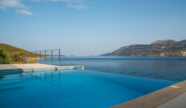 Infinity pool in the terrace of a luxury seafront villa Korcula Beach Retreat with parking and wifi