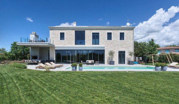 Luksuzna vila Valens Residence s grijanim bazenom u Istri