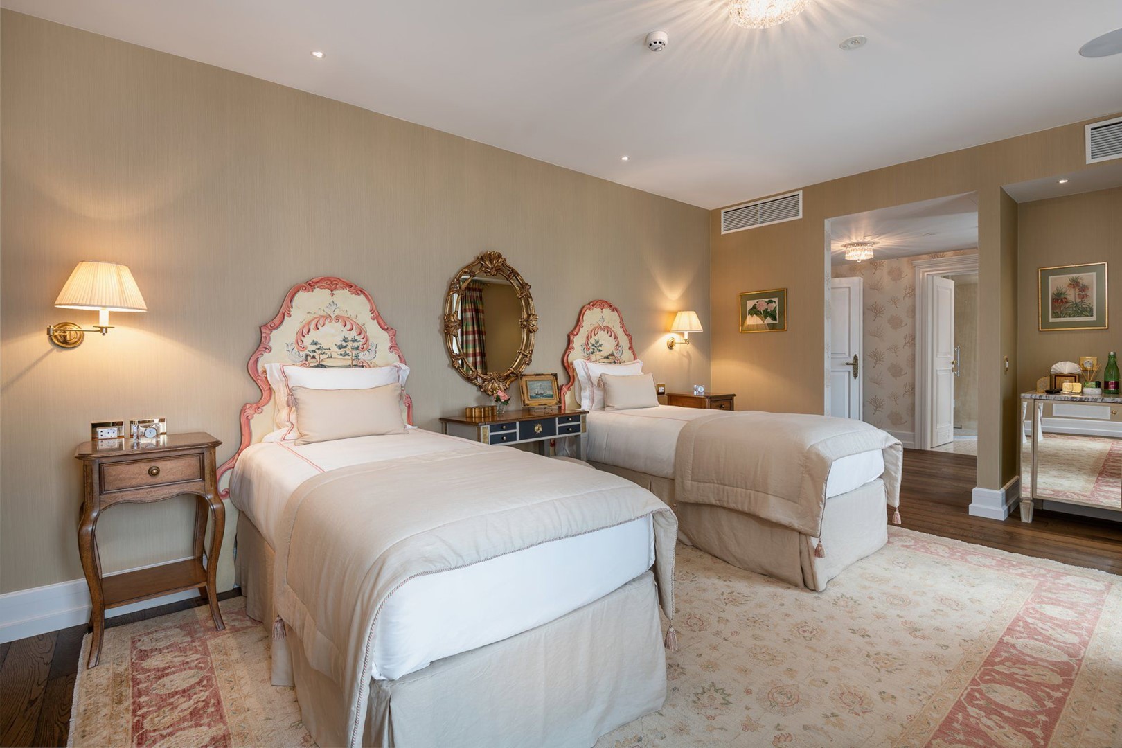 Dva odvojena kreveta u spavaćoj sobi luksuznog obiteljskog apartmana s concierge uslugom i privatnim kuharom na otoku Pelješcu
