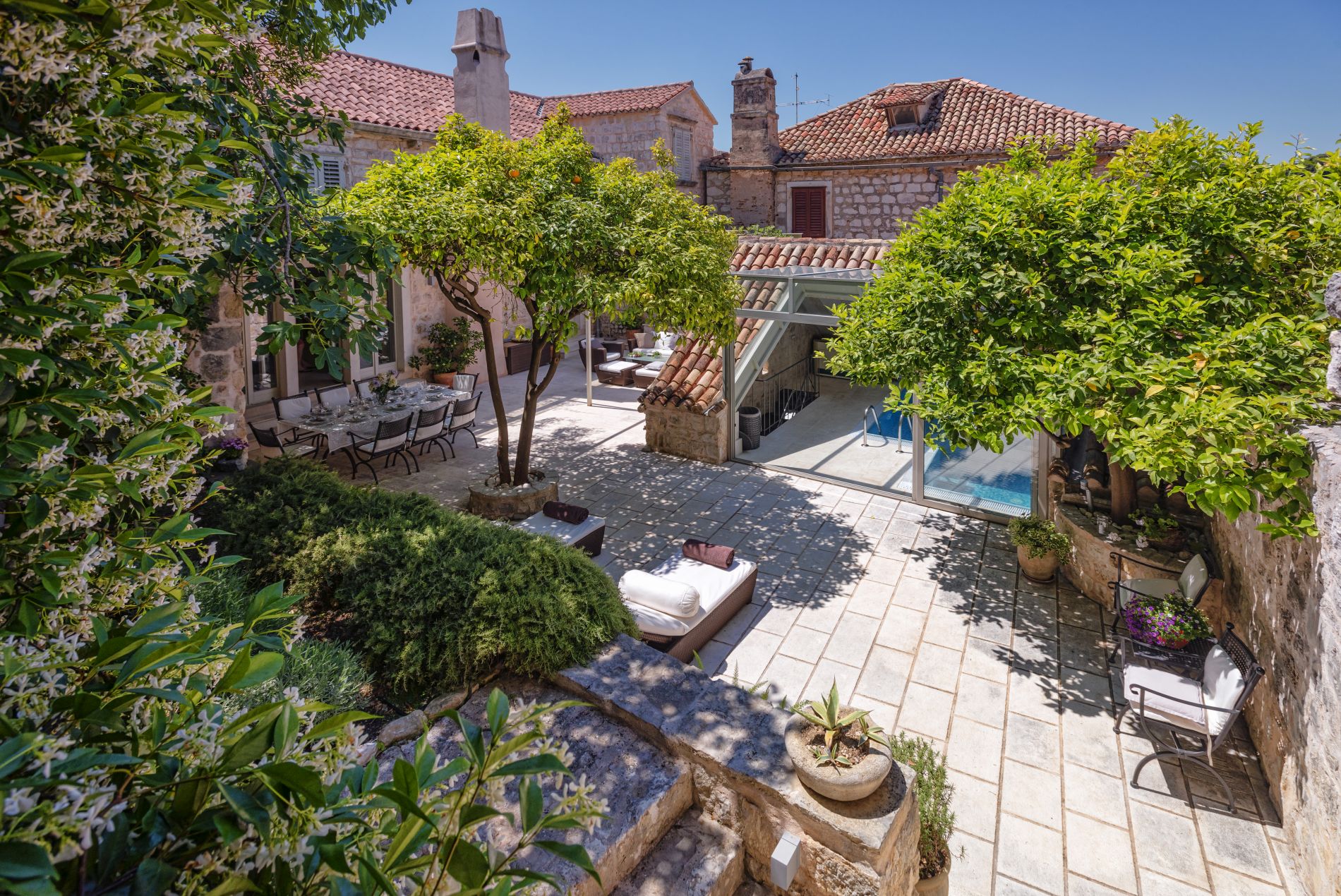 Privater Garten mit Sitzbereich im Schatten einer Luxus-Ferienvilla Hvar mit absoluter Privatsphäre