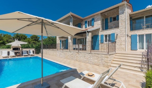 Sunbathing area near pool in luxury villa Stella Istriana Višnjan for family vacation with jacuzzi and sauna.