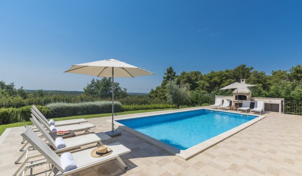 Sunbathing area near pool in luxury pet-friendly villa Stella Istriana Višnjan for family vacation with jacuzzi and sauna.