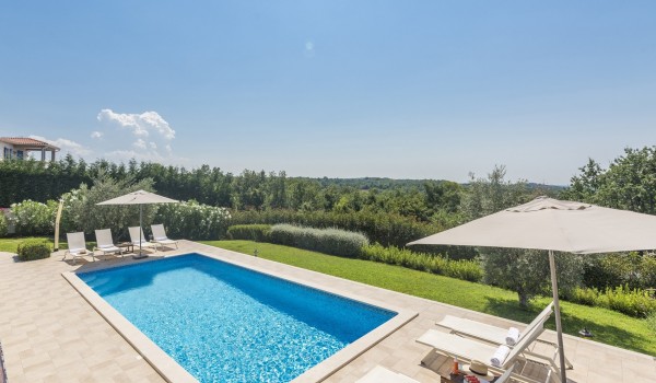 Sunbathing area near pool in luxury villa Stella Istriana in Višnjan with jacuzzi and rent.