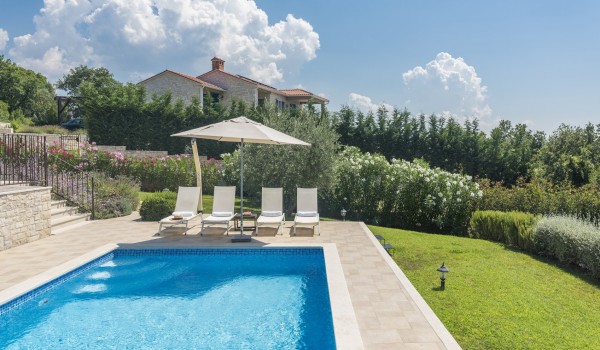 Sunbathing area near pool in luxury pet-friendly villa Stella Istriana in Višnjan with jacuzzi and rent.
