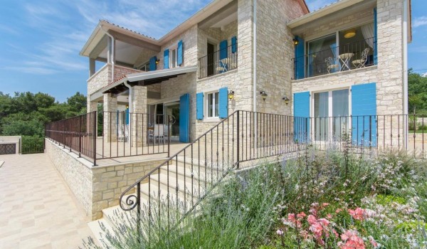 View of luxury villa Stella Istriana Višnjan with pool, jacuzzi and sauna.