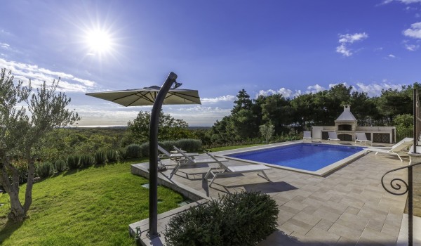 Cozy deck chairs near pool in luxury villa Stella Istriana Višnjan with pool, jacuzzi and sauna.
