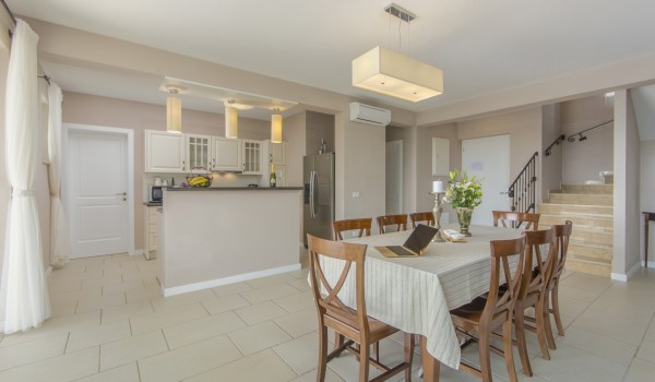 Dining area and fully-equipped kitchen in luxury holiday villa in Višnjan with jacuzzi, pool and sauna.