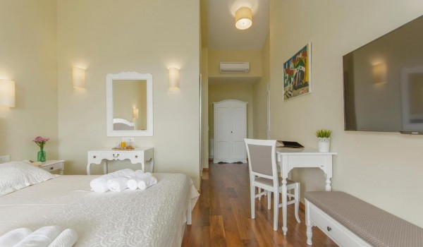 Cozy bedroom with en suite bathroom in rental luxury villa Višnjan for family vacation and relaxation.