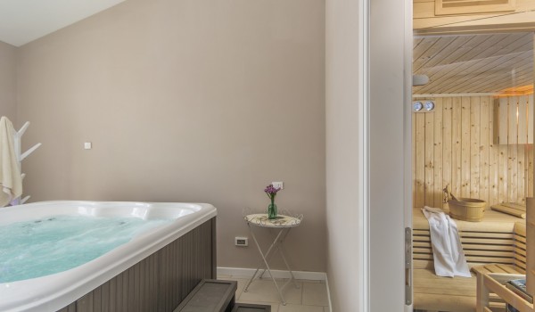 Jacuzzi and sauna in luxury pet-friendly villa in Višnjan for vacation and rent.