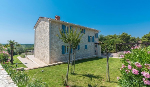 Daily view of property of luxury pet-friendly villa Stella Istriana in Višnjan for vacation and rent with pool and jacuzzi.