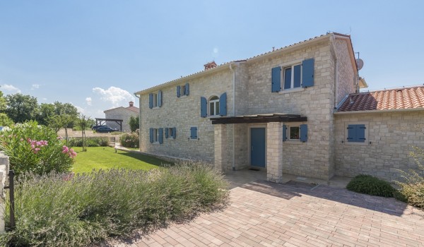 Daily view of property of luxury pet-friendly villa Stella Istriana in Višnjan for vacation and rent with pool and jacuzzi.