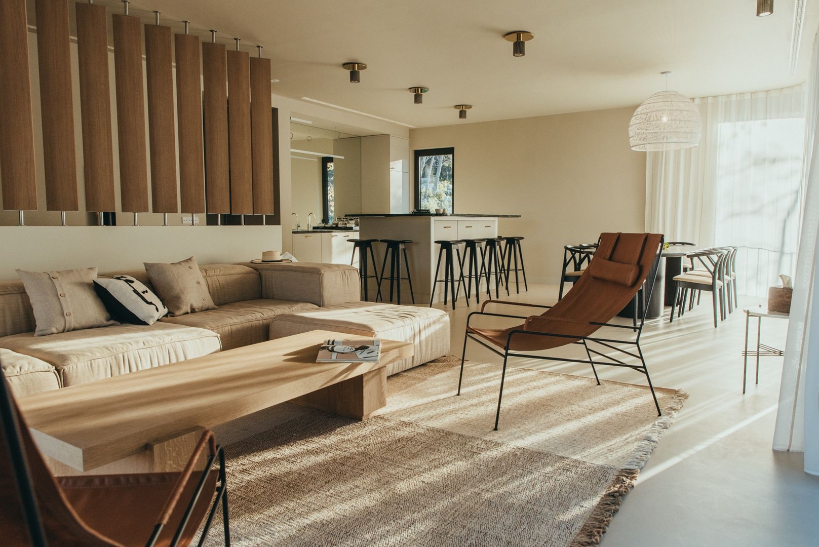 Komfortabler Sitzbereich in einem Wohnzimmer einer haustierfreundlichen Luxusvilla in Kroatien für einen Familienurlaub auf der Insel Hvar