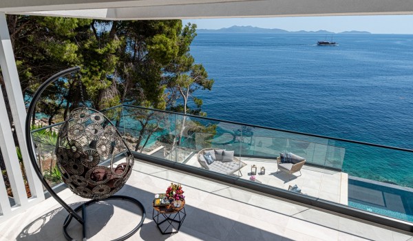 A private balcony with a hanging outdoor chair overlooking the sea on the first floor of the private holiday home Miracul Korcula
