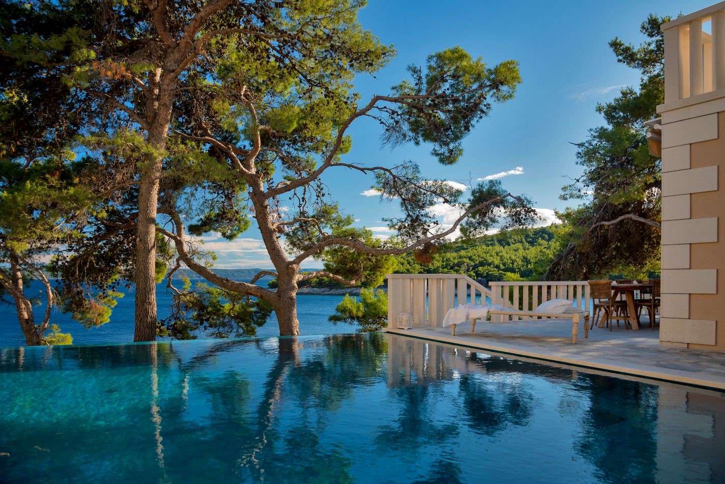 Ein magischer Blick auf den wunderschönen blauen Himmel von der großzügigen Außenterrasse der Luxus-Ferienvilla Brač