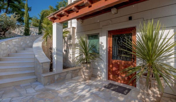 A view of the stone-paved stairs that lead to the main entrance of this beautiful private villa for rent in Sumartin, on Brač
