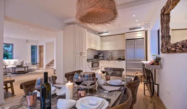 The richly decorated interior of the luxurious villa Brač in Sumartin