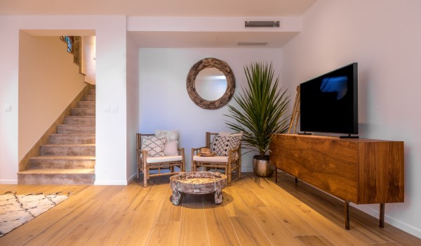 A richly decorated living room with two armchairs and a wooden chest of drawers with an LCD TV in the luxurious villa Brač