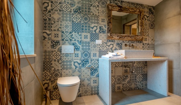 Spacious en suite bathroom in a Croatia luxury villa for rent in Sumartin