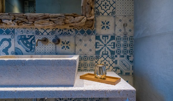 Modern details of an en suite bathroom in a modern villa for rent in Sumartin
